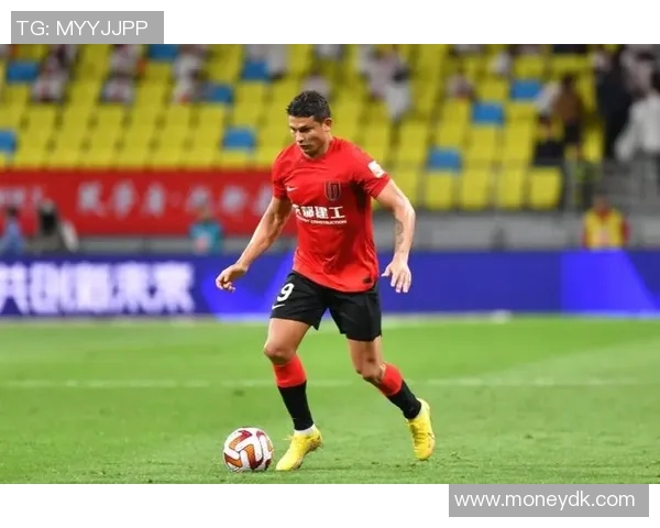 艾克森精彩头球助力成都蓉城逆转比赛展现强大实力